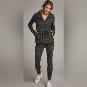 Cabi Women’s Camo Legging. Full length. Size XS. Pockets. EUC.